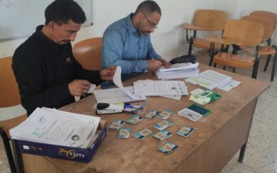 تسليم بطاقات المنحة الدراسية لطلبة كلية القانون وفروعها
