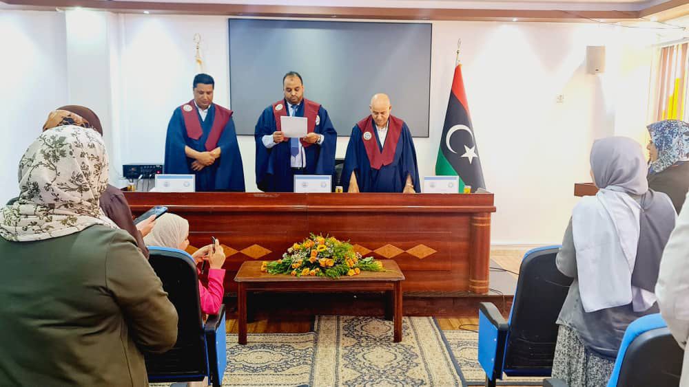 كلية القانون تناقش رسالة ماجستير حول وسائل إثبات العقود الإدارية الإلكترونية